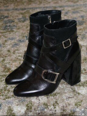 Pristne Condition Vince Camuto womens Erillie Ankle Boot (7M)